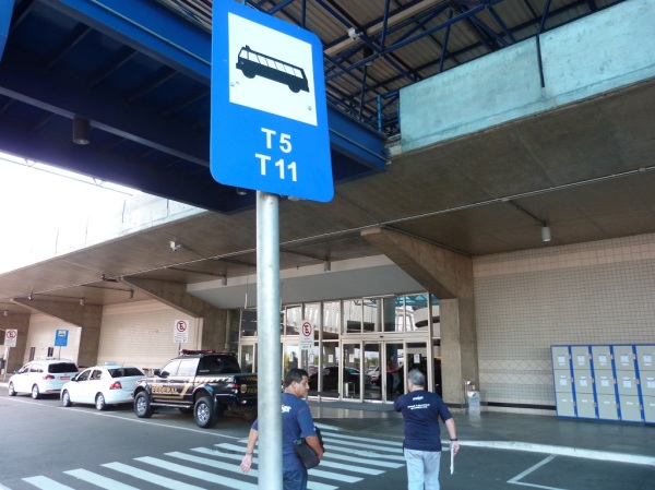 O ponto de parada do T5 é em frente a porta do desembarque do aeroporto