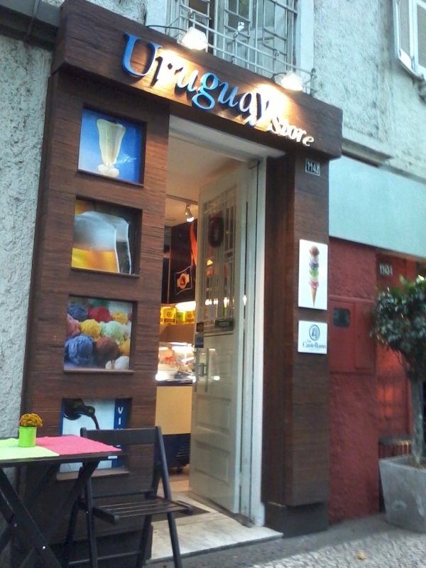 Na Uruguay Store, há mesas para tomar o sorvete na calçada. Muito agradável!