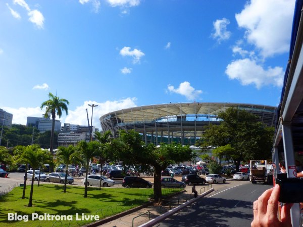 Turistas fotografam a Arena Fonte Nova
