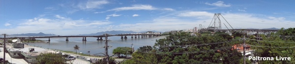 Panorâmica do centro de Florianópolis com a Ponte Hercílio Luz