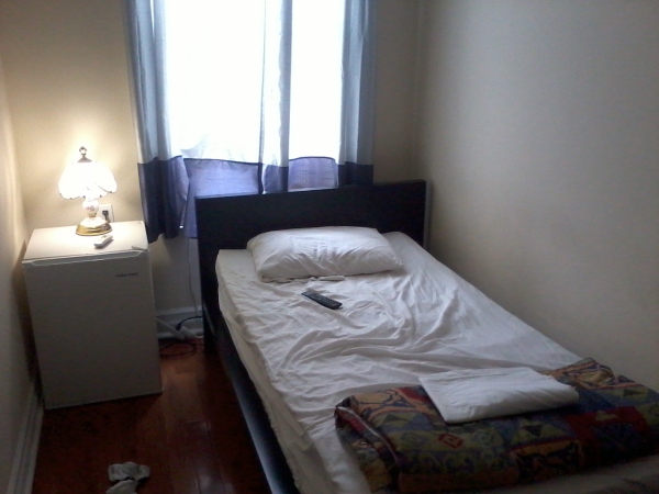 A cama está bagunçada porque cheguei morto da viagem! #sorry